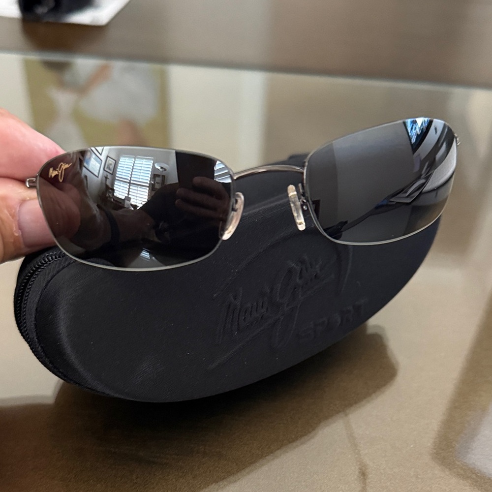 Maui Jim Sunglasses with Silver Frame and Black Lenses MJ-506-02 case included
